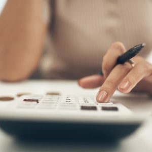 Immagine che mostra una mano femminile mentre digita dei tasti su una calcolatrice. È usata come immagine del corso gratuito "Addetto stipendi e paghe" del progetto GOL